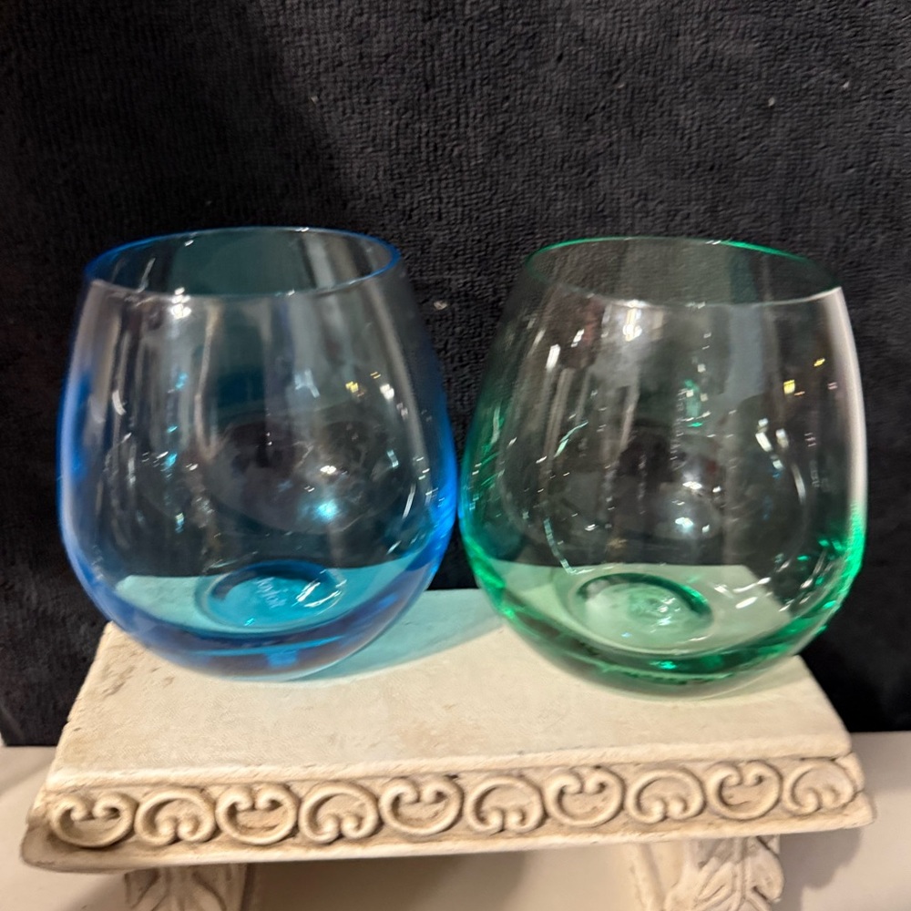 2 JoyJolt wine glasses. Green and Blue, 13 oz